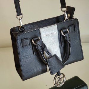 Michael Kors Dillon Extra Small Crossbody Black
